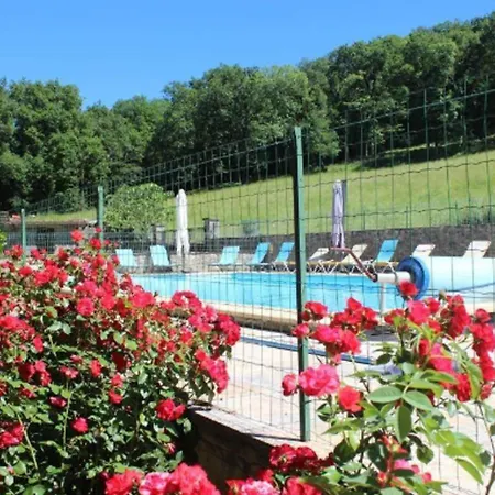La Plane Pour 10 A 12 Piscine Mayrinhac-Lentour